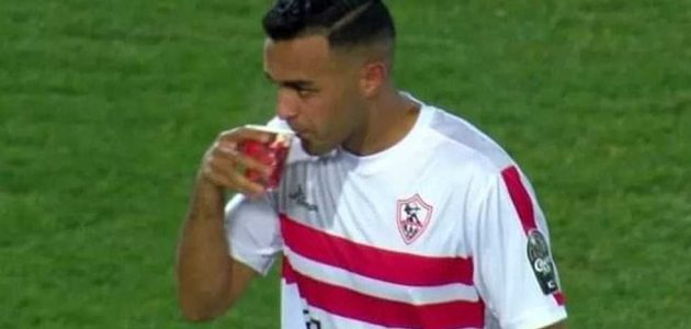 مصدر مقرب من سيد عبد الله لـ في الجول: لم يكن يشرب الشاي بين الشوطين